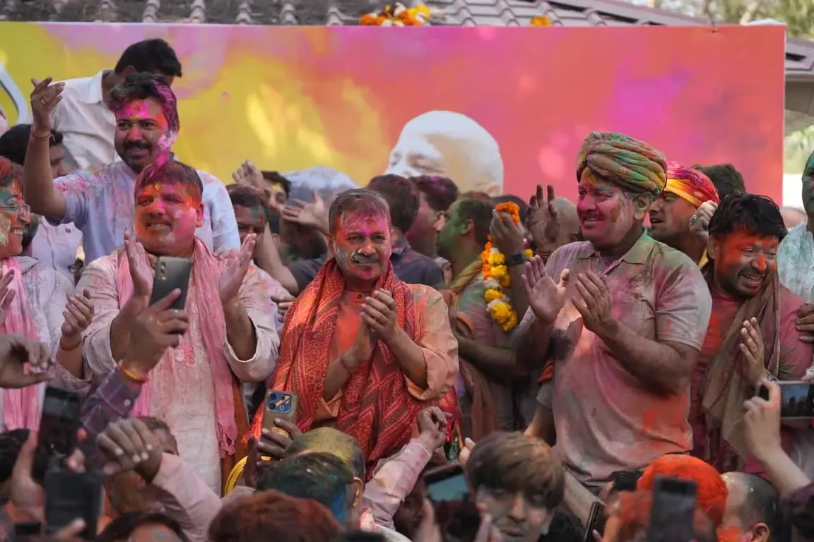 Kejriwal Marks 'Kattar Imaandar Holi' at Sisodia's Home, Critiques BJP on Liquor Issues