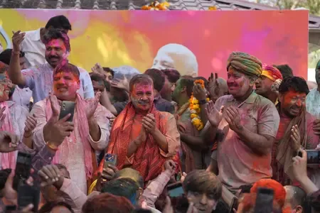 Kejriwal Marks 'Kattar Imaandar Holi' at Sisodia's Home, Critiques BJP on Liquor Issues