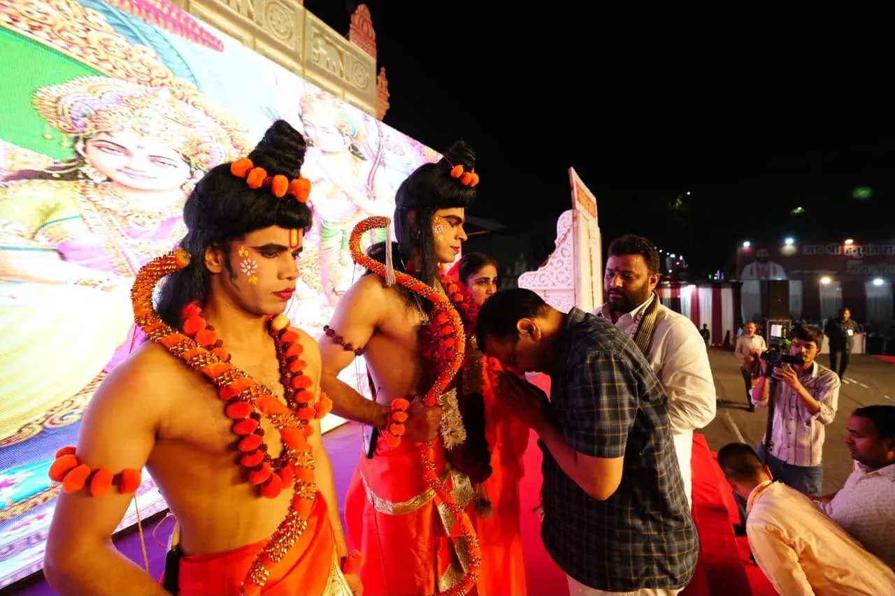 Kejriwal joins Dussehra celebrations at Kondli Ramlila