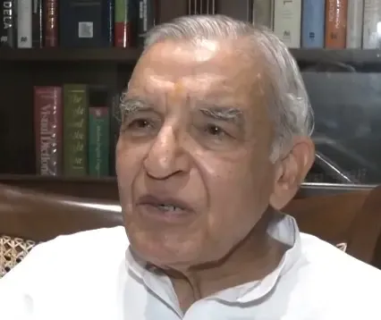 पवन बंसल का केजरीवाल के सत्याग्रह पर हमला: 'न्यायपालिका के खिलाफ और हास्यास्पद'