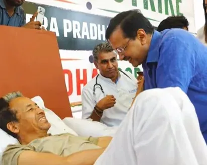 Kejriwal visits Jantar Mantar, backs Sonam Wangchuk for Education Minister