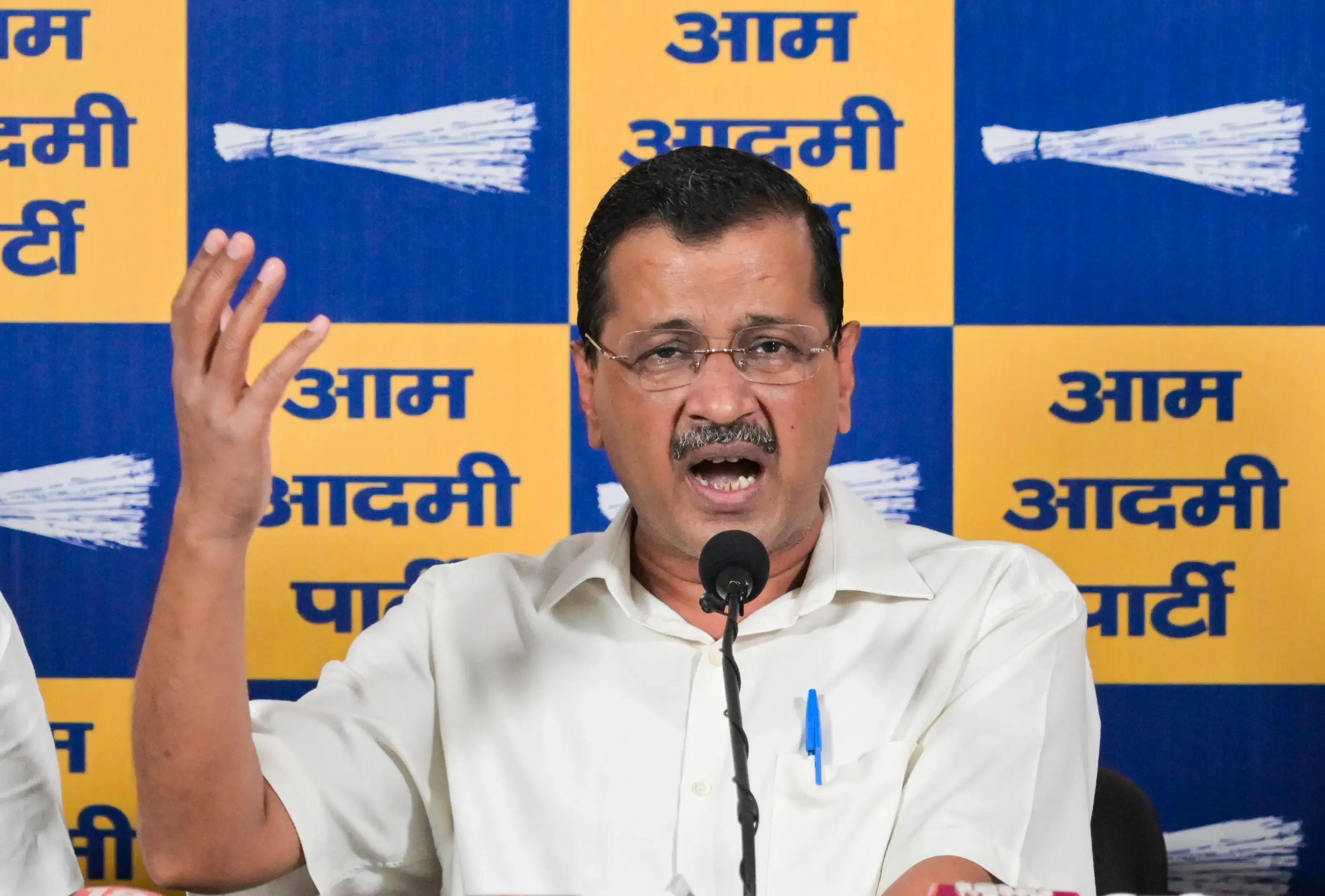 अरविंद केजरीवाल के खिलाफ अवमानना की कार्रवाई की मांग, पूर्व वीसी और वकीलों ने चीफ जस्टिस को लिखा पत्र