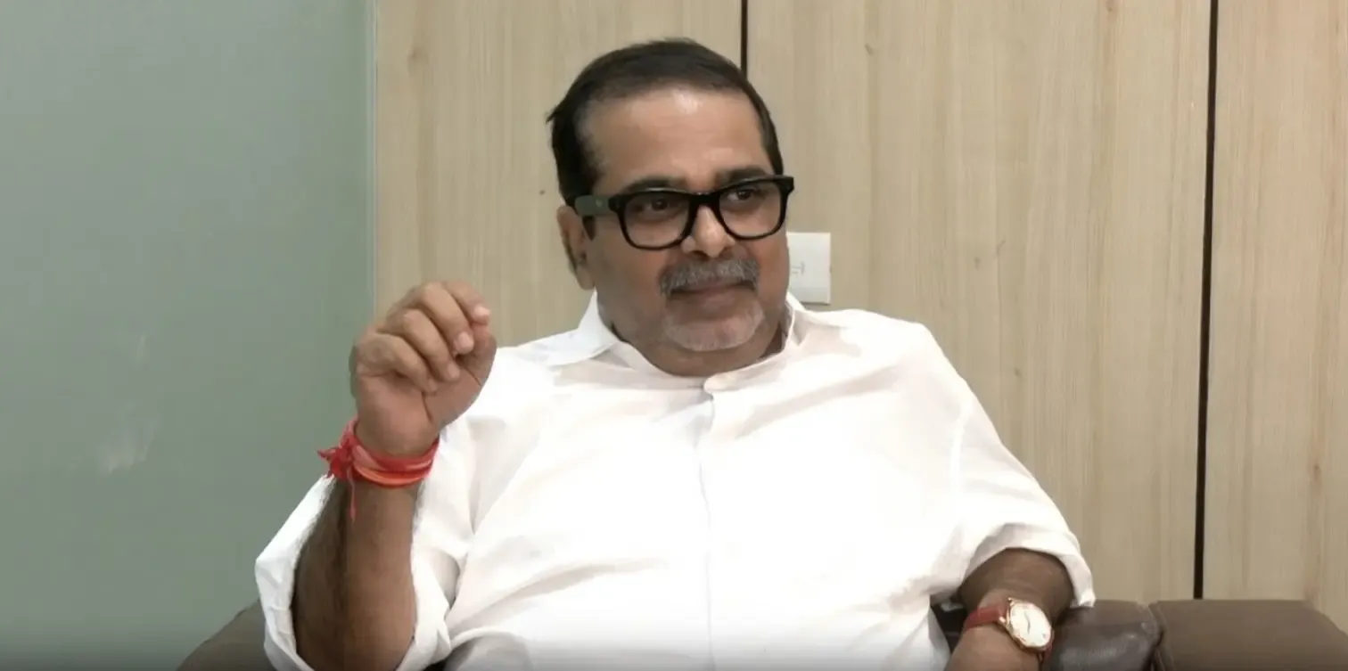 केजरीवाल के चार्टर्ड प्लेन विवाद पर अवध ओझा का तीखा सवाल: क्या नेता बैलगाड़ी पर चलें?