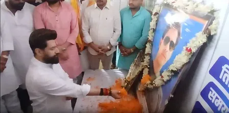 चिराग पासवान ने भरत तिवारी के परिजनों से की मुलाकात, बोले — 'यह एनकाउंटर नहीं, हत्या है'
