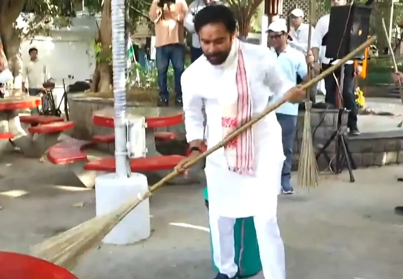 जी. किशन रेड्डी ने यशवंत पैलेस में झाड़ू थामी, 'स्वच्छता ही सेवा 2026' अभियान की दी अपील