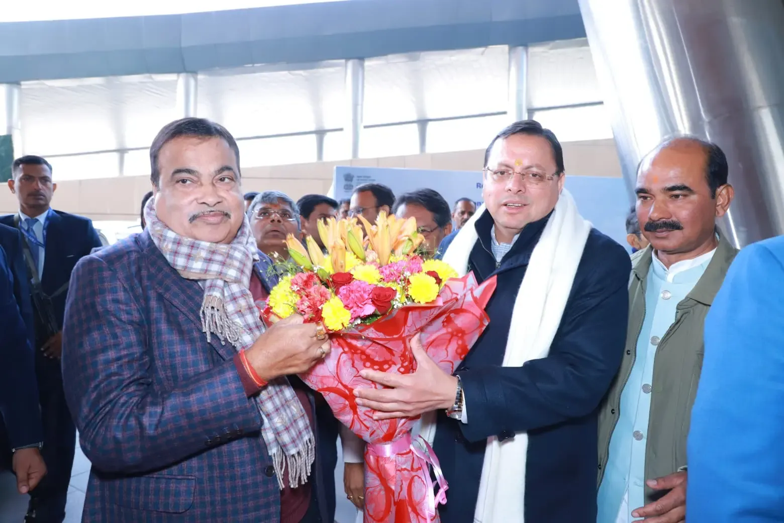 क्या केंद्रीय मंत्री नितिन गडकरी की अध्यक्षता में राष्ट्रीय राजमार्ग परियोजनाओं की समीक्षा बैठक हुई?