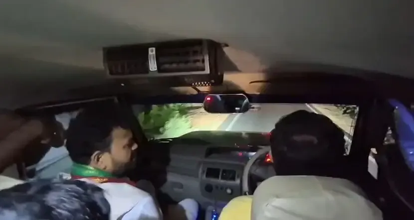 केंद्रीय मंत्री राममोहन नायडू ने भीड़ में काफिला छोड़ा, ओडिशा टैक्सी में बैठकर पहुंचे अरसावल्ली उत्सव