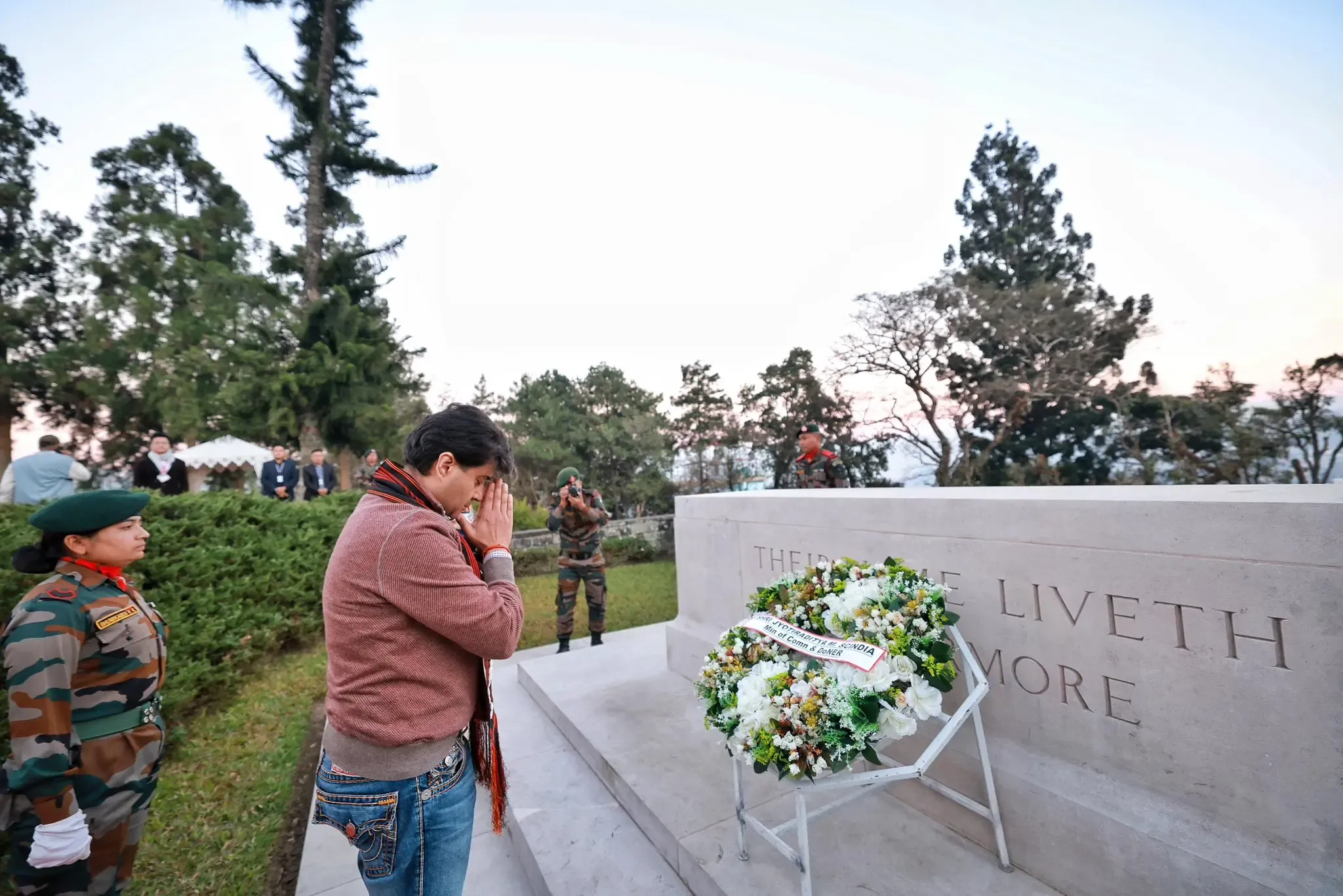 क्या केंद्रीय मंत्री सिंधिया ने कोहिमा युद्ध समाधि स्थल का दौरा करके शहीदों को श्रद्धांजलि दी?