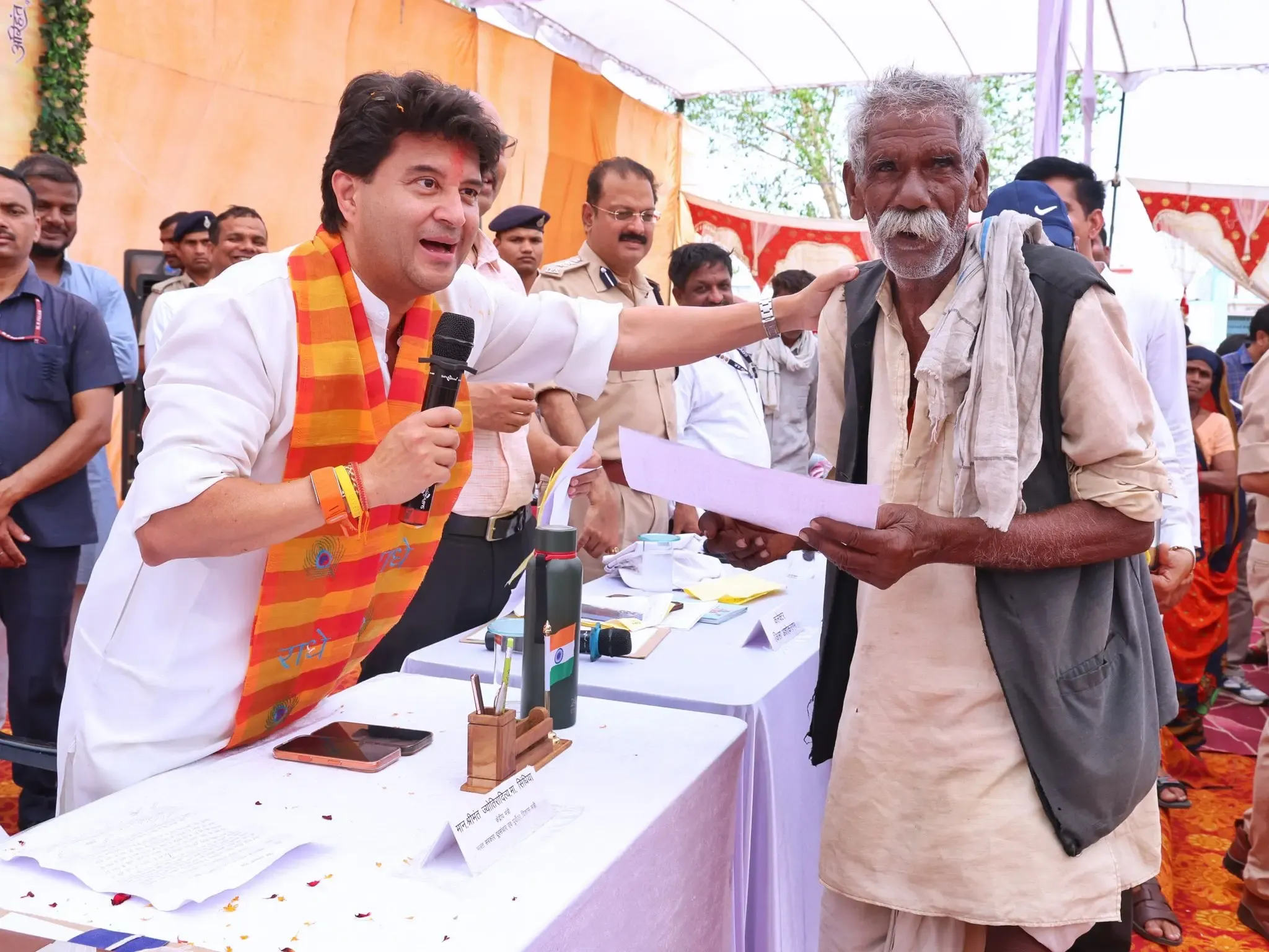 केंद्रीय मंत्री ज्योतिरादित्य सिंधिया ने जनसुनवाई में ग्रामीणों के 238 प्रकरणों का समाधान किया