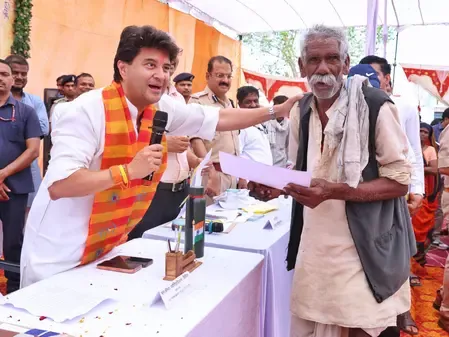 केंद्रीय मंत्री ज्योतिरादित्य सिंधिया ने जनसुनवाई में ग्रामीणों के 238 प्रकरणों का समाधान किया