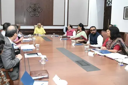 केंद्रीय मंत्रियों ने उपराष्ट्रपति से की मुलाकात, मंत्रालयों की उपलब्धियों और योजनाओं की जानकारी दी