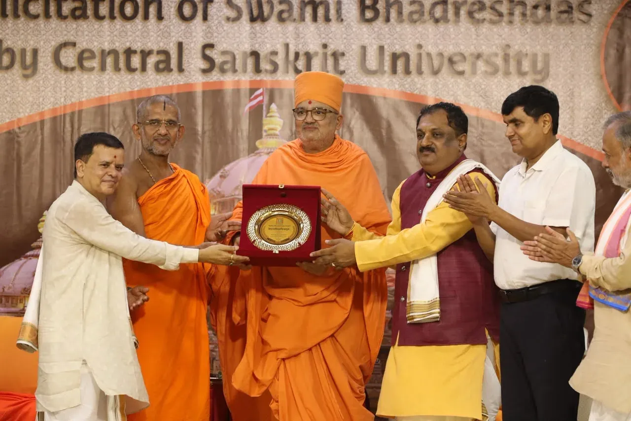केंद्रीय संस्कृत विश्वविद्यालय ने स्वामी भद्रेशदास को 'वेदान्तविद्या-विश्वगुरु' उपाधि से नवाज़ा