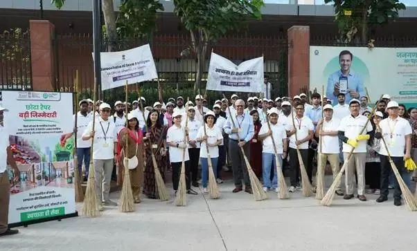 'स्वच्छता ही सेवा 2026': स्वास्थ्य मंत्रालय का श्रमदान, डॉ. राजीव बहल के नेतृत्व में कर्तव्य भवन की सफाई