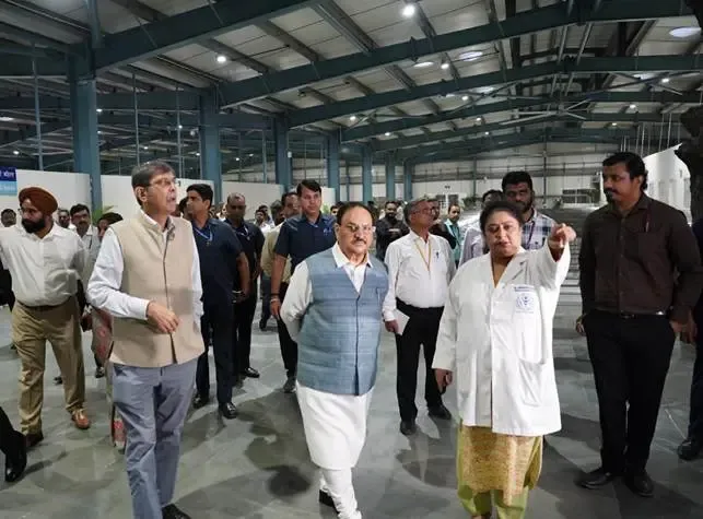 स्वास्थ्य मंत्री जेपी नड्डा ने एम्स दिल्ली में स्वच्छता अभियान-6 की समीक्षा की, 897 क्षमता वाले वेटिंग लाउंज का निरीक्षण