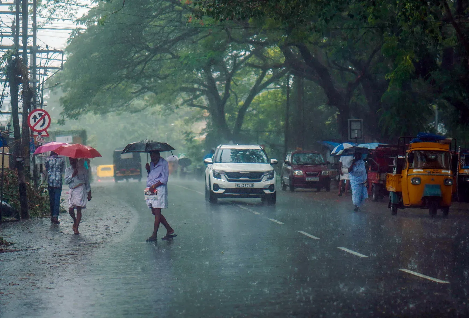 केरल में भारी बारिश: 3 की मौत, SET परीक्षा स्थगित; 8 जिलों में रेड अलर्ट