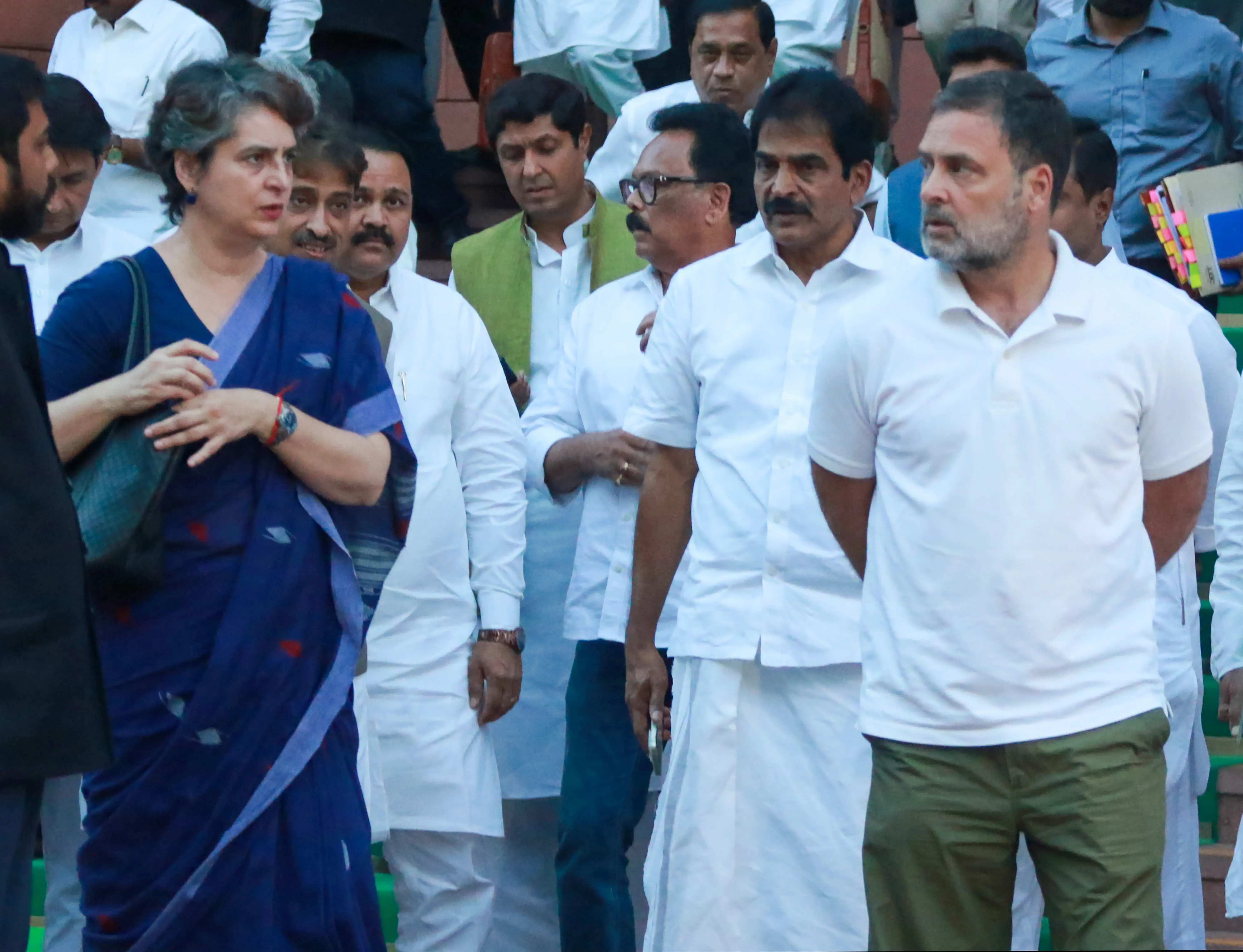 केरल सीएम विवाद: वायनाड में राहुल-प्रियंका के खिलाफ पोस्टर, केसी वेणुगोपाल को थोपने का आरोप