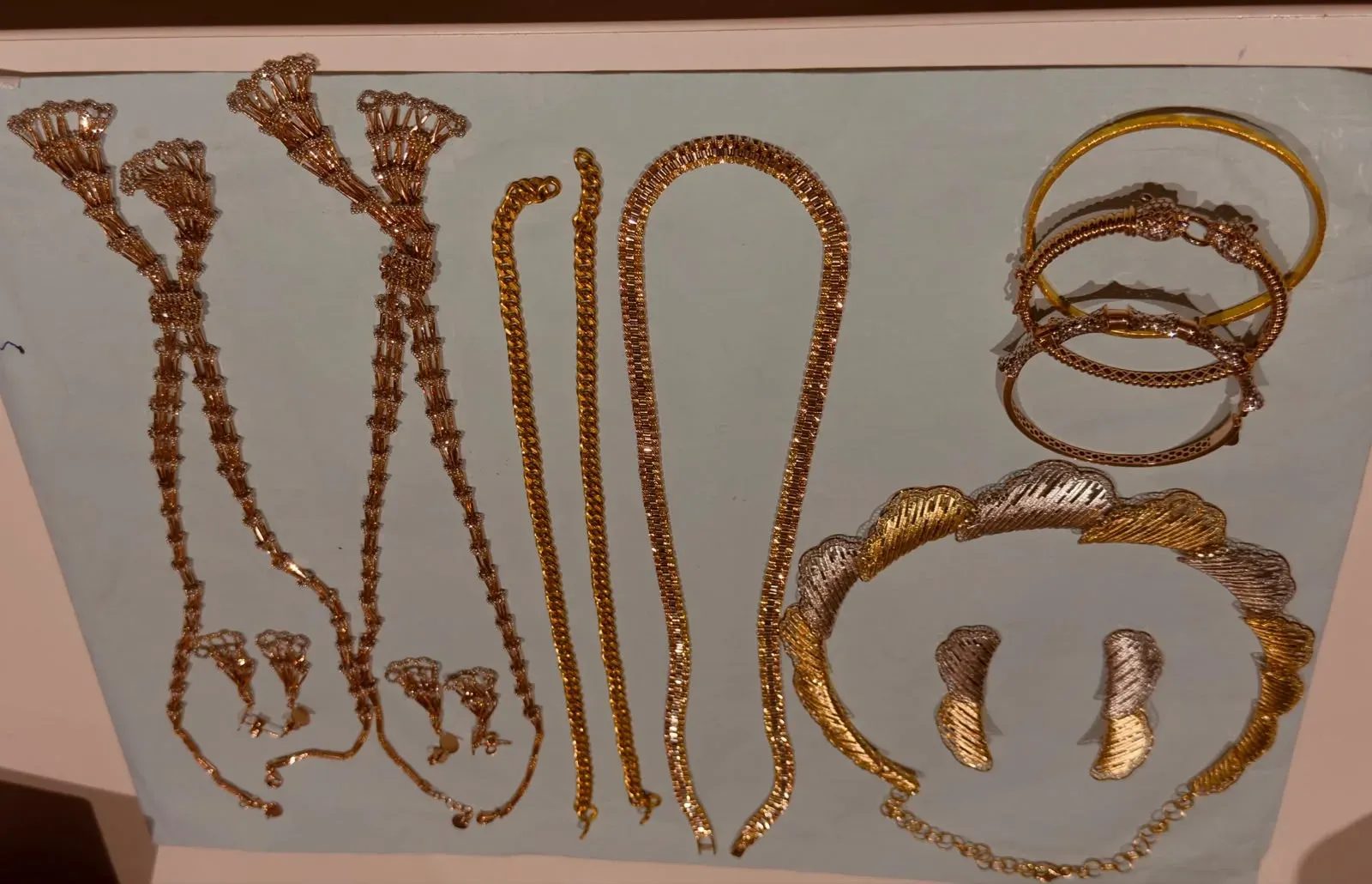 Gold worth ₹28.87 lakh seized from Kerala couple at Ahmedabad airport