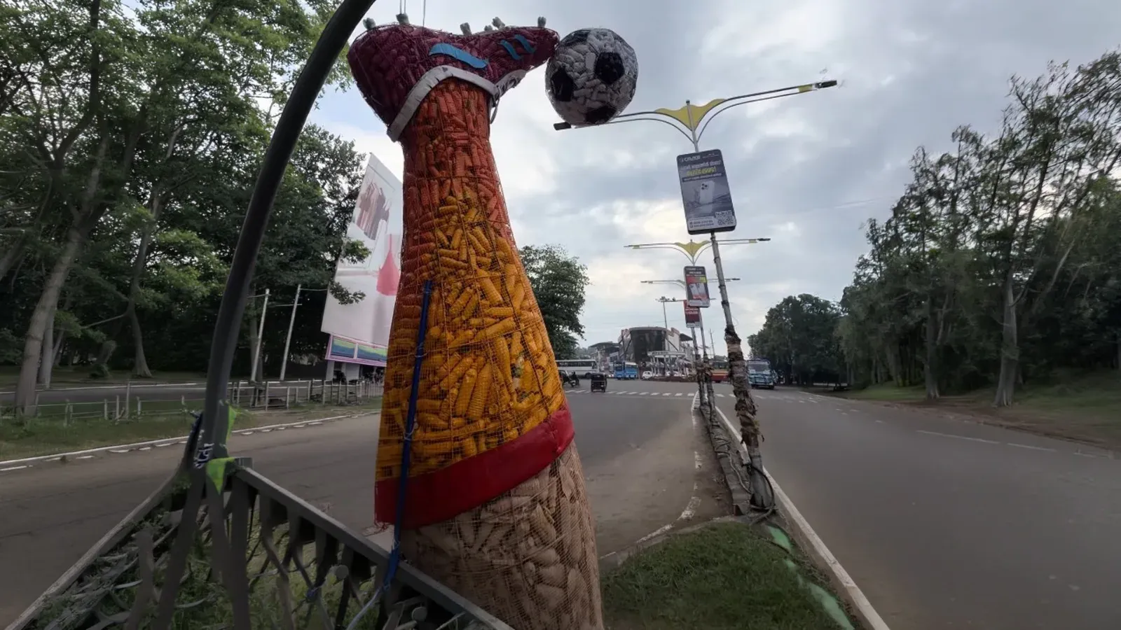 फीफा वर्ल्ड कप 2026 से पहले मलप्पुरम में 6,000 प्लास्टिक बोतलों से बनी अनूठी कलाकृति