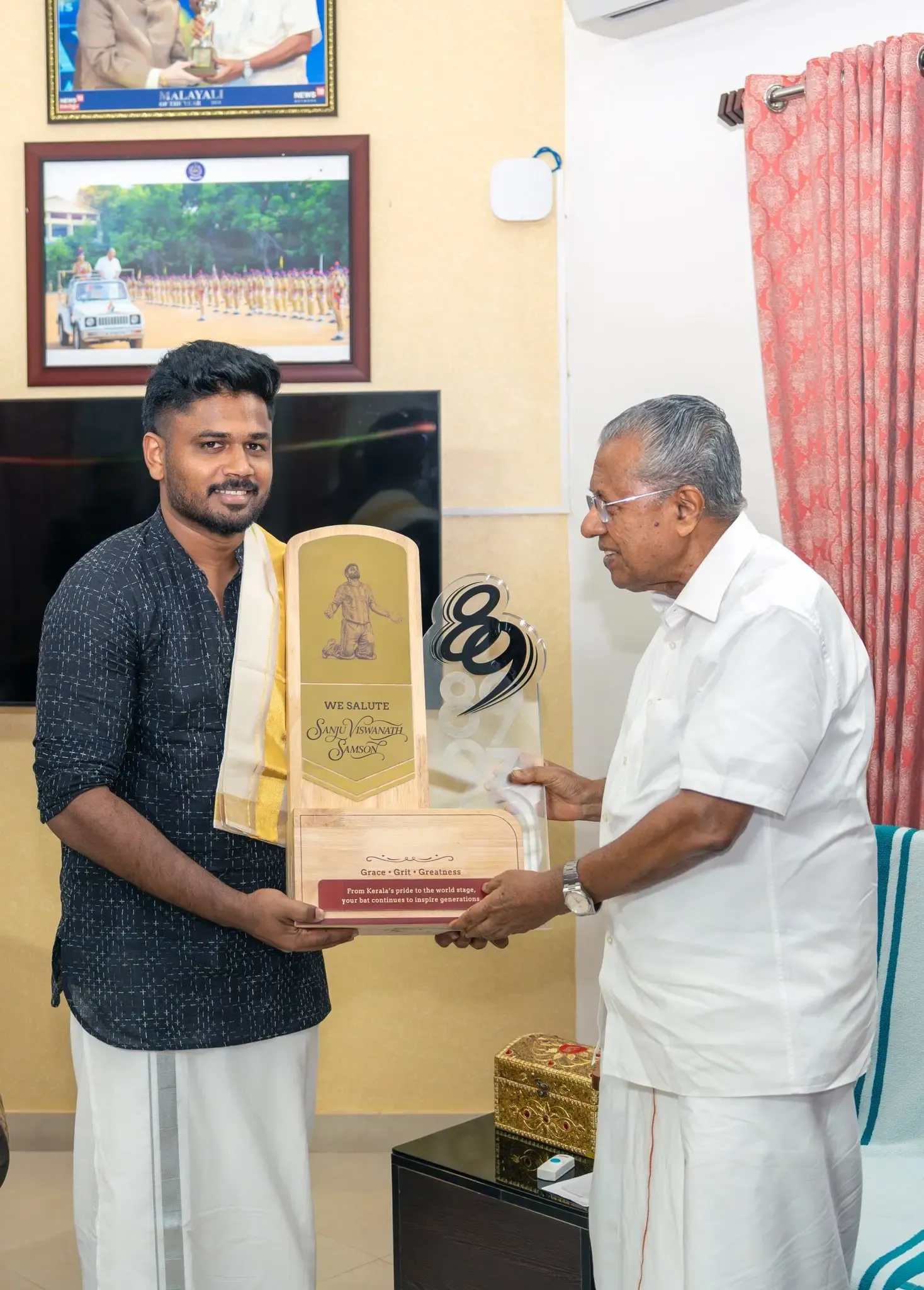 केरल के मुख्यमंत्री पिनाराई विजयन ने संजू सैमसन को टी20 विश्व कप जीतने पर सम्मानित किया