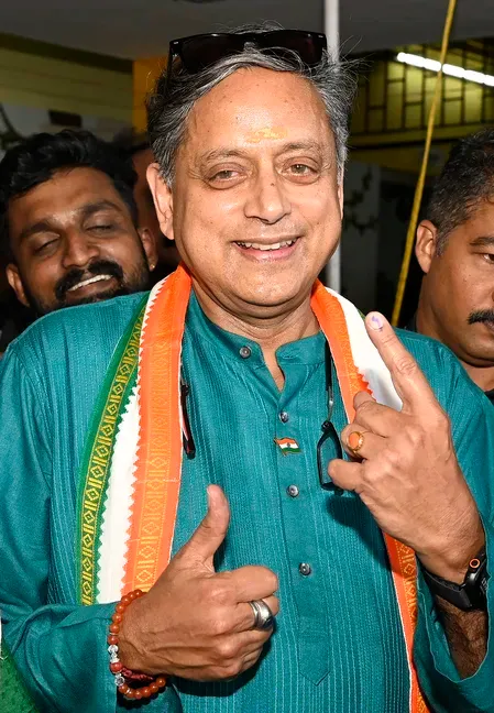 शशि थरूर वीडी सतीशन के शपथ ग्रहण में नहीं होंगे शामिल, बोस्टन में टफ्ट्स यूनिवर्सिटी के दीक्षांत समारोह में देंगे भाषण