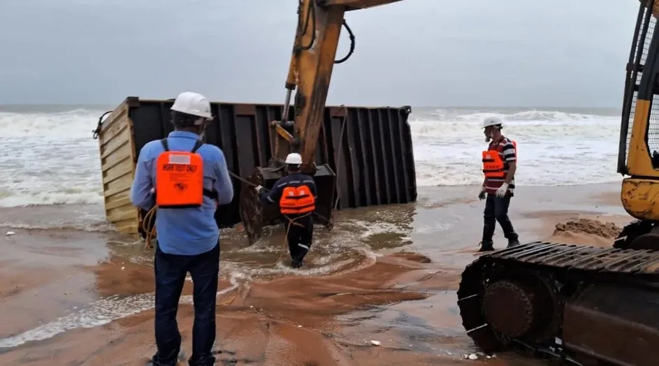 What Actions is the Tamil Nadu Government Taking Regarding the Kerala Shipwreck and Plastic Nurdle Spill?