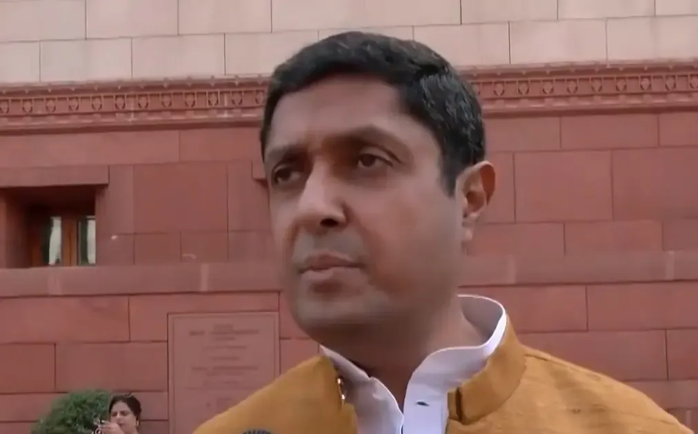 उज्ज्वल रमन सिंह का तंज: यूपी में खाद की कमी के पीछे क्या है असली वजह?