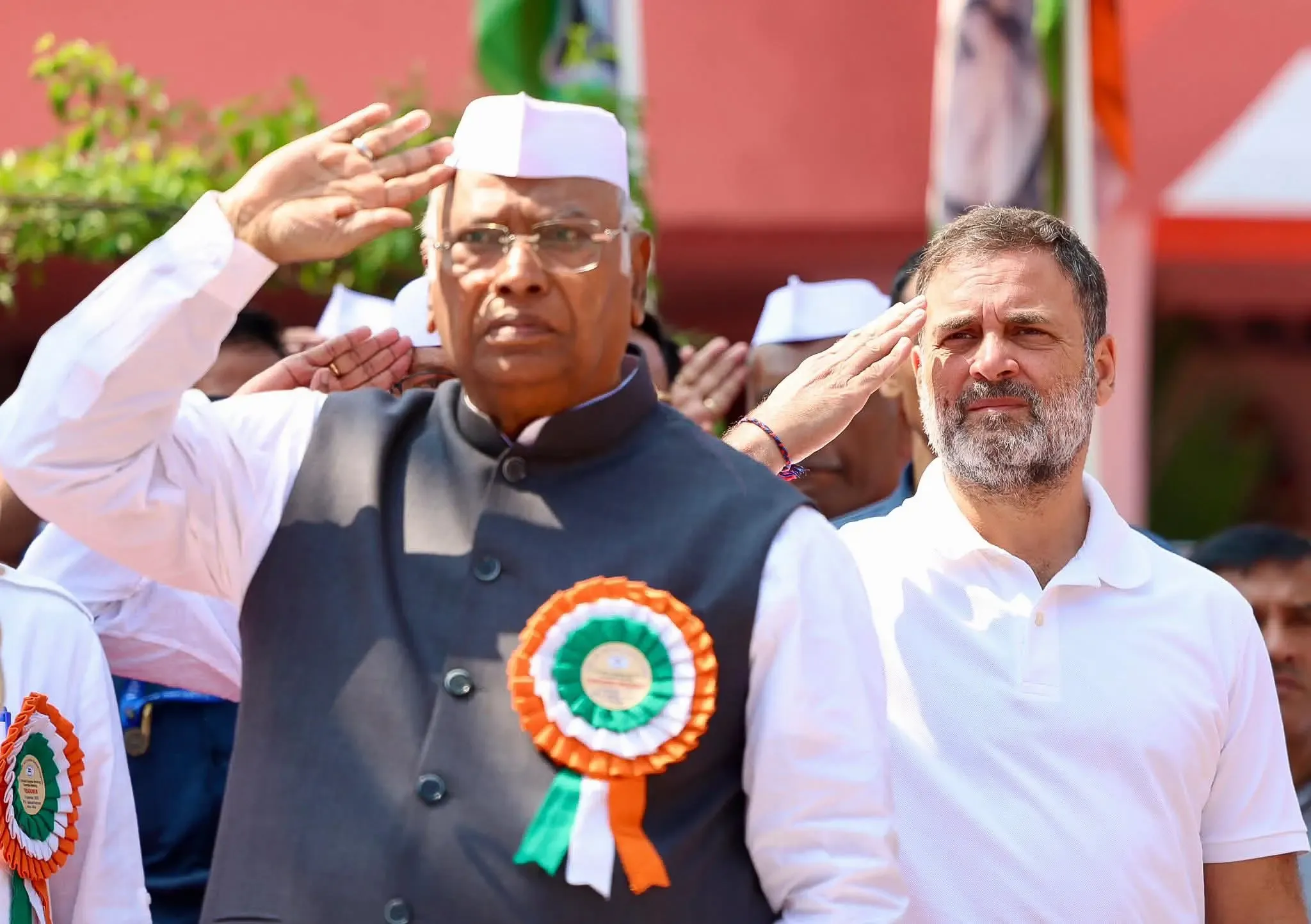 क्या मल्लिकार्जुन खड़गे और राहुल गांधी ने देशवासियों को संविधान दिवस की शुभकामनाएं दी?