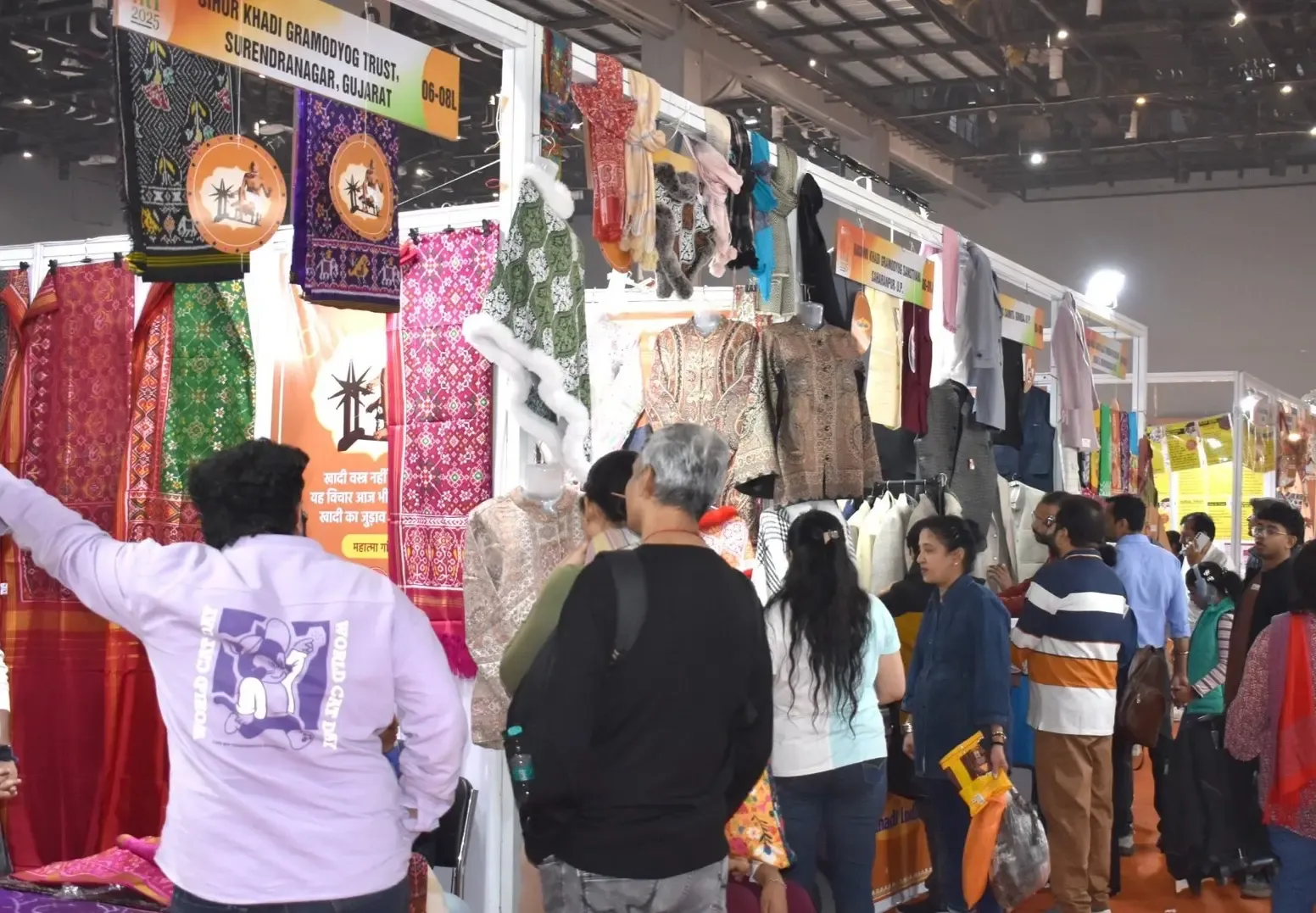 क्या खादी महोत्सव में 3.20 करोड़ रुपए की बिक्री ने पिछले साल के मुकाबले 42 फीसदी की छलांग लगाई?