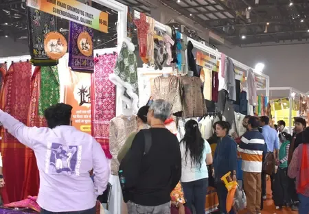 क्या खादी महोत्सव में 3.20 करोड़ रुपए की बिक्री ने पिछले साल के मुकाबले 42 फीसदी की छलांग लगाई?