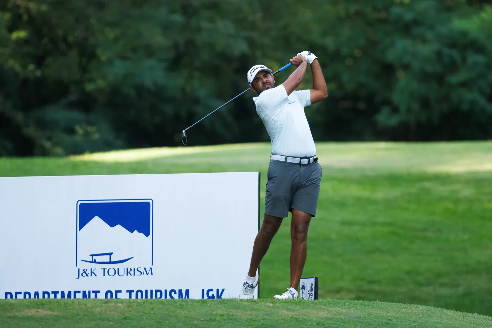 Khalin Joshi shoots 63 to lead J&K Open 2026 in Srinagar