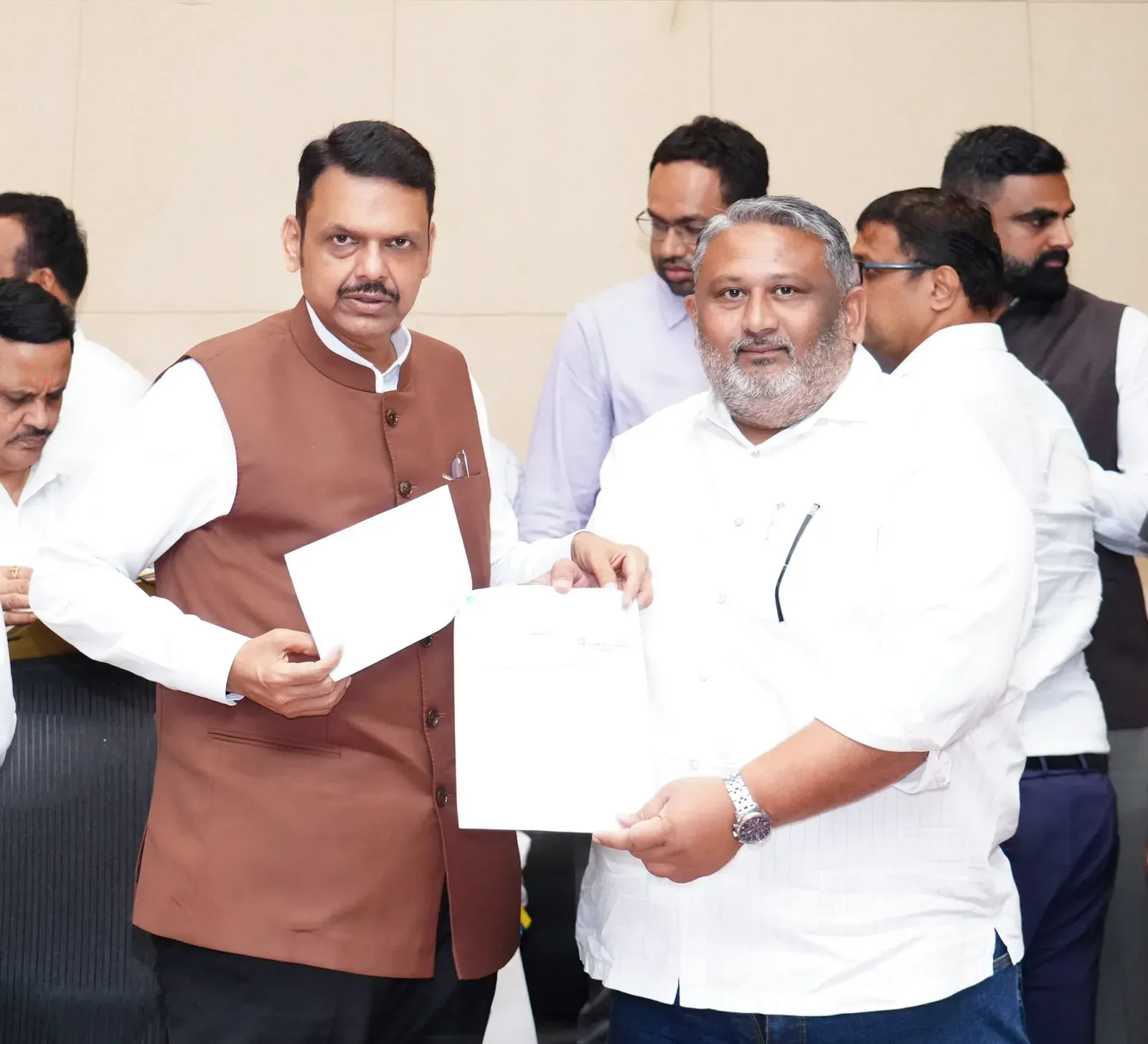 Khamgaon APMC donates ₹11 lakh to CM Fadnavis's drought relief fund