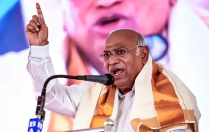 कांग्रेस प्रमुख खड़गे के 'अनपढ़ गुजराती' बयान पर भाजपा का तीखा जवाब