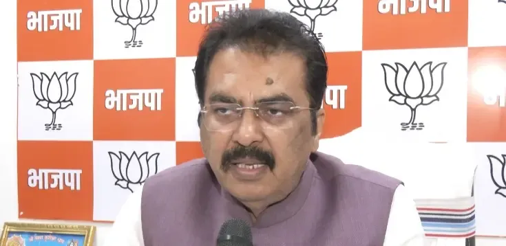 खड़गे के मोदी पर बयान से बिहार में सियासी तूफान, BJP और HAM ने माँगी सार्वजनिक माफी