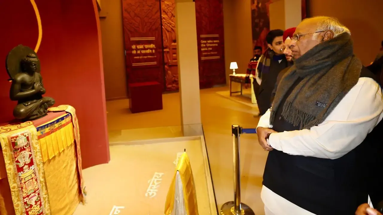 क्या मल्लिकार्जुन खड़गे ने बुद्ध के पिपरहवा अवशेषों की प्रदर्शनी का दौरा किया?