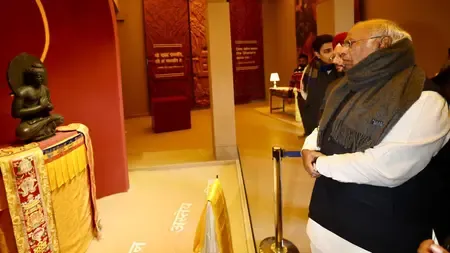 क्या मल्लिकार्जुन खड़गे ने बुद्ध के पिपरहवा अवशेषों की प्रदर्शनी का दौरा किया?
