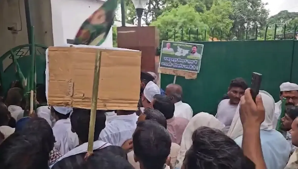 क्या विधायक सतीश दास का टिकट खतरे में है? लालू-राबड़ी आवास पर कार्यकर्ताओं का विरोध
