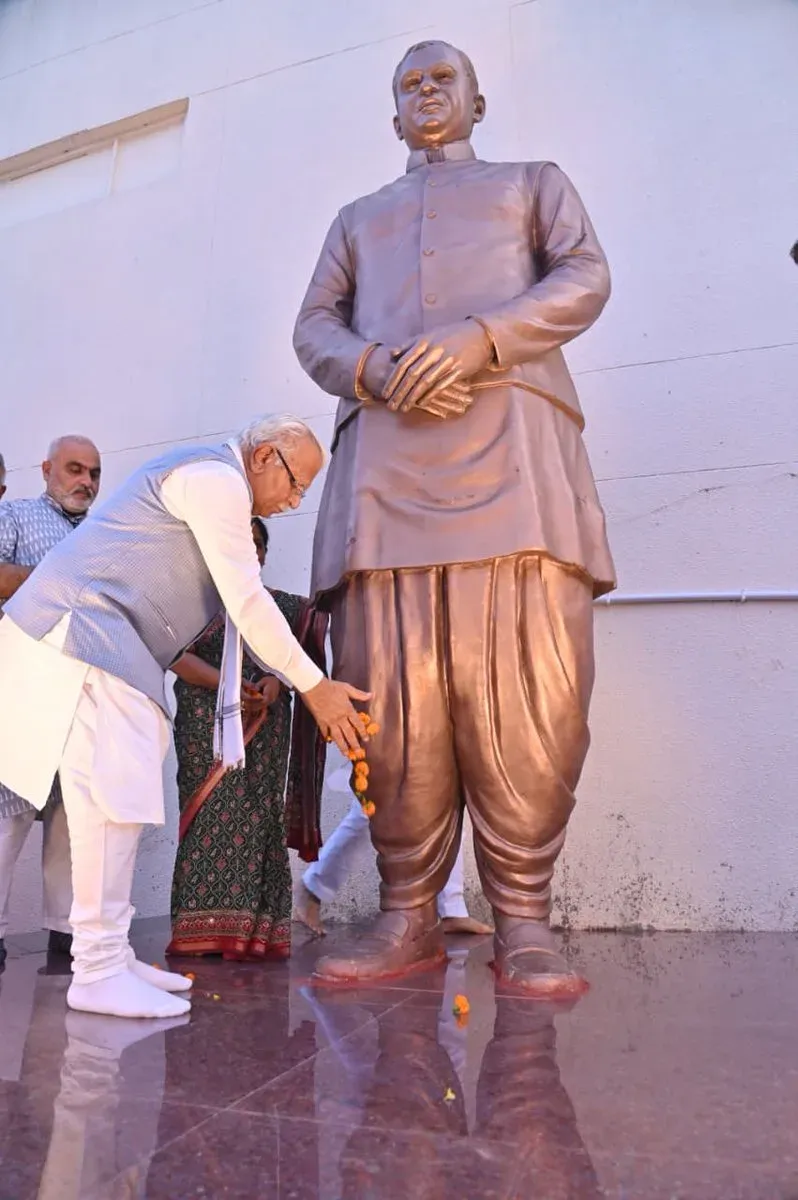 Khattar Unveils Dr. Mangal Sen Statue in Karnal
