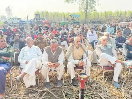 खेतों में लगाई चौपाल, योगी सरकार के कारण किसानों के जीवन में हुई उन्नति पर की गई चर्चा 