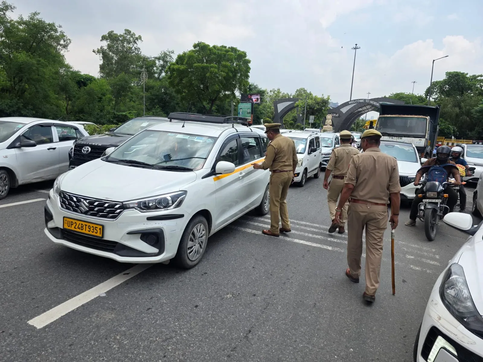 किसान मार्च से पहले नोएडा-दिल्ली बॉर्डर पर हाई अलर्ट, संयुक्त पुलिस अभियान जारी