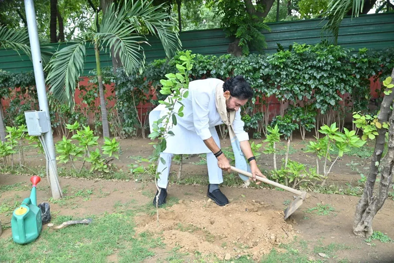 Kishan Reddy plants sapling for EkPedMaaKeNaam on World Environment Day