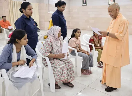 सीएम योगी का जनता दर्शन: गरीब छात्रा को बीटेक प्रवेश का आश्वासन, पुलिस शिकायतों पर सख्त निर्देश