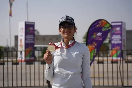 How did KIUG 2025 witness Meenakshi's first gold while Jain University dominated swimming events?