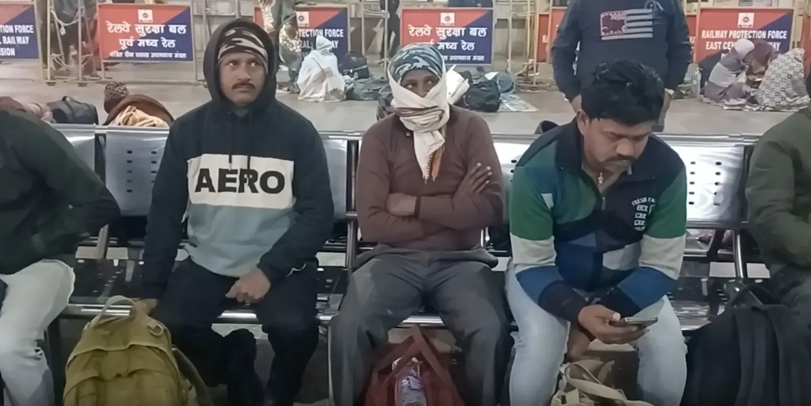 क्या कोहरे के कारण चंदौली में ट्रेनें 4 से 10 घंटे तक लेट चल रही हैं?