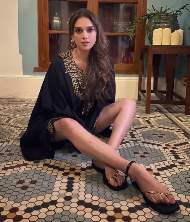 क्या कोई मेरा नाम और तस्वीरों का गलत इस्तेमाल कर रहा है? अदिति राव हैदरी ने फैंस को किया सतर्क