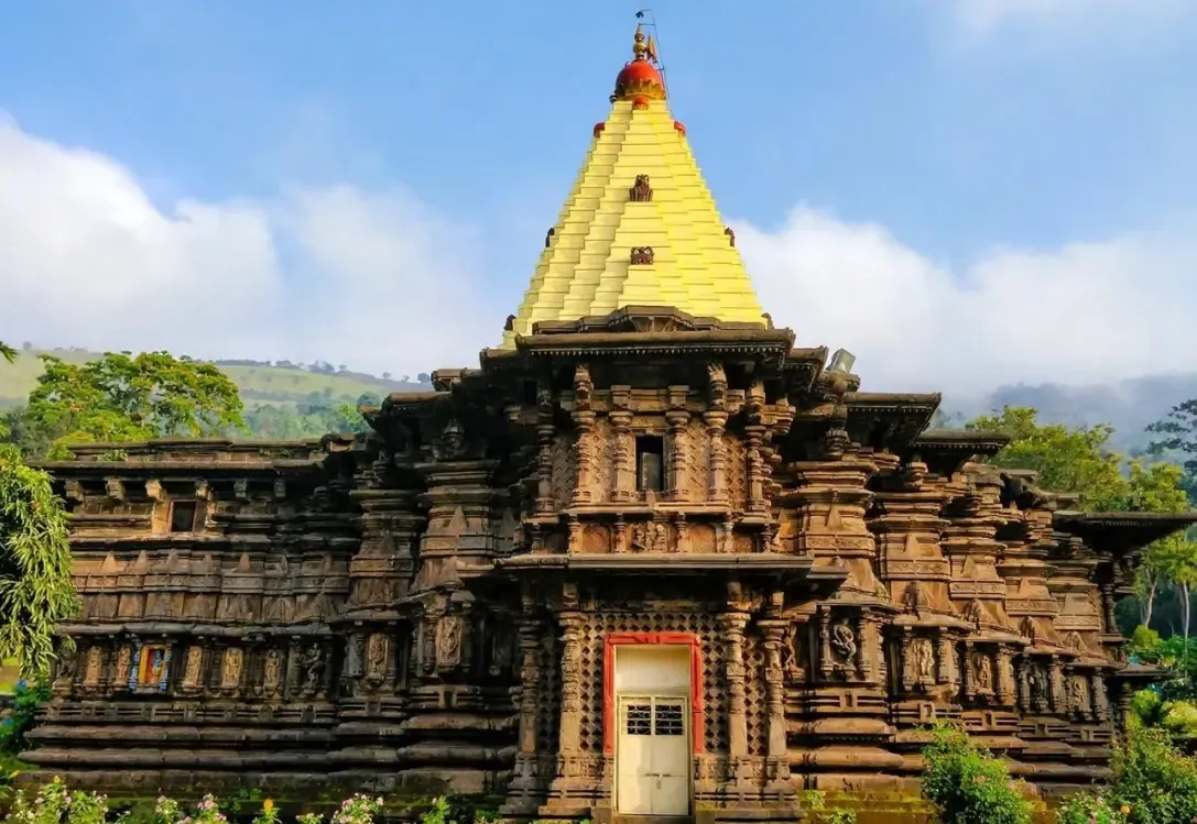 कोल्हापुर महालक्ष्मी मंदिर में दीपावली परंपरा: शिखर पर जलती है अखंड मशाल, कार्तिक मास तक रहती है प्रज्वलित