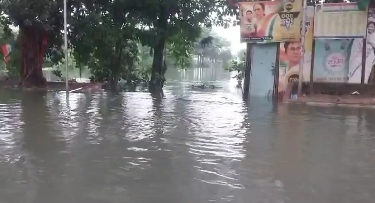 क्या कोलकाता में भारी बारिश से जलभराव हुआ है, मेट्रो और ट्रेन सेवाएं ठप और एक की मौत?