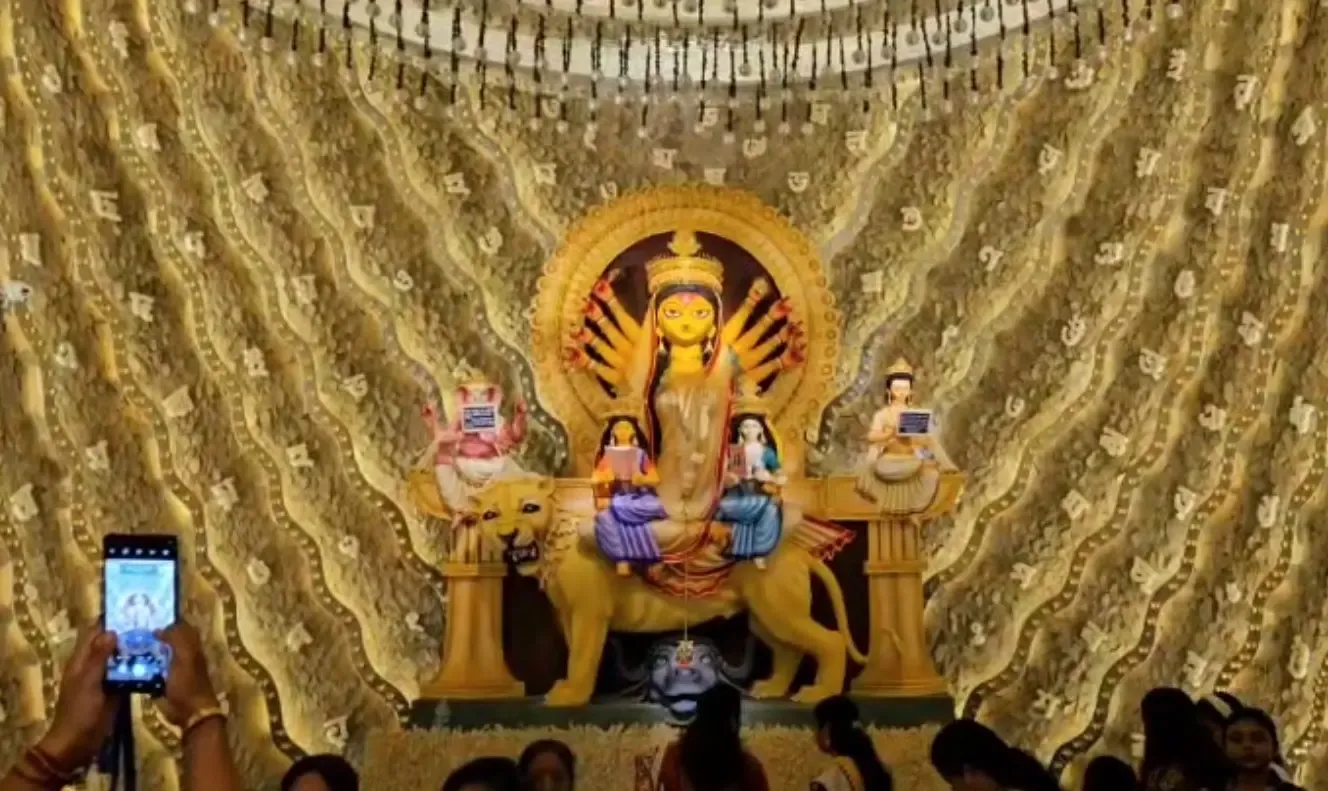क्या कोलकाता के दुर्गा पूजा पंडाल में दिखा भाषाई प्रेम? 'बांग्ला' को समर्पित थीम ने खींचा सबका ध्यान