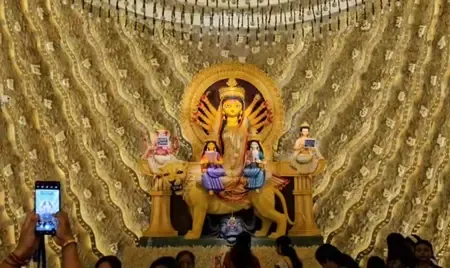 कोलकाता : दुर्गा पूजा पंडाल में दिखा भाषाई प्रेम, 'बांग्ला' को समर्पित थीम ने खींचा सबका ध्यान