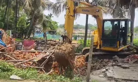 कोलकाता हाईकोर्ट के आदेश पर नंदीग्राम में बुलडोजर कार्रवाई, जलपाई क्षेत्र में अवैध निर्माण ध्वस्त