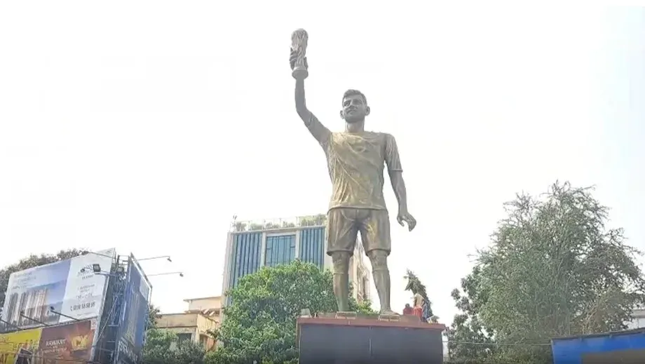 कोलकाता में मेसी की 64 फुट मूर्ति तेज़ हवा में हिली, निर्माण गुणवत्ता पर उठे सवाल